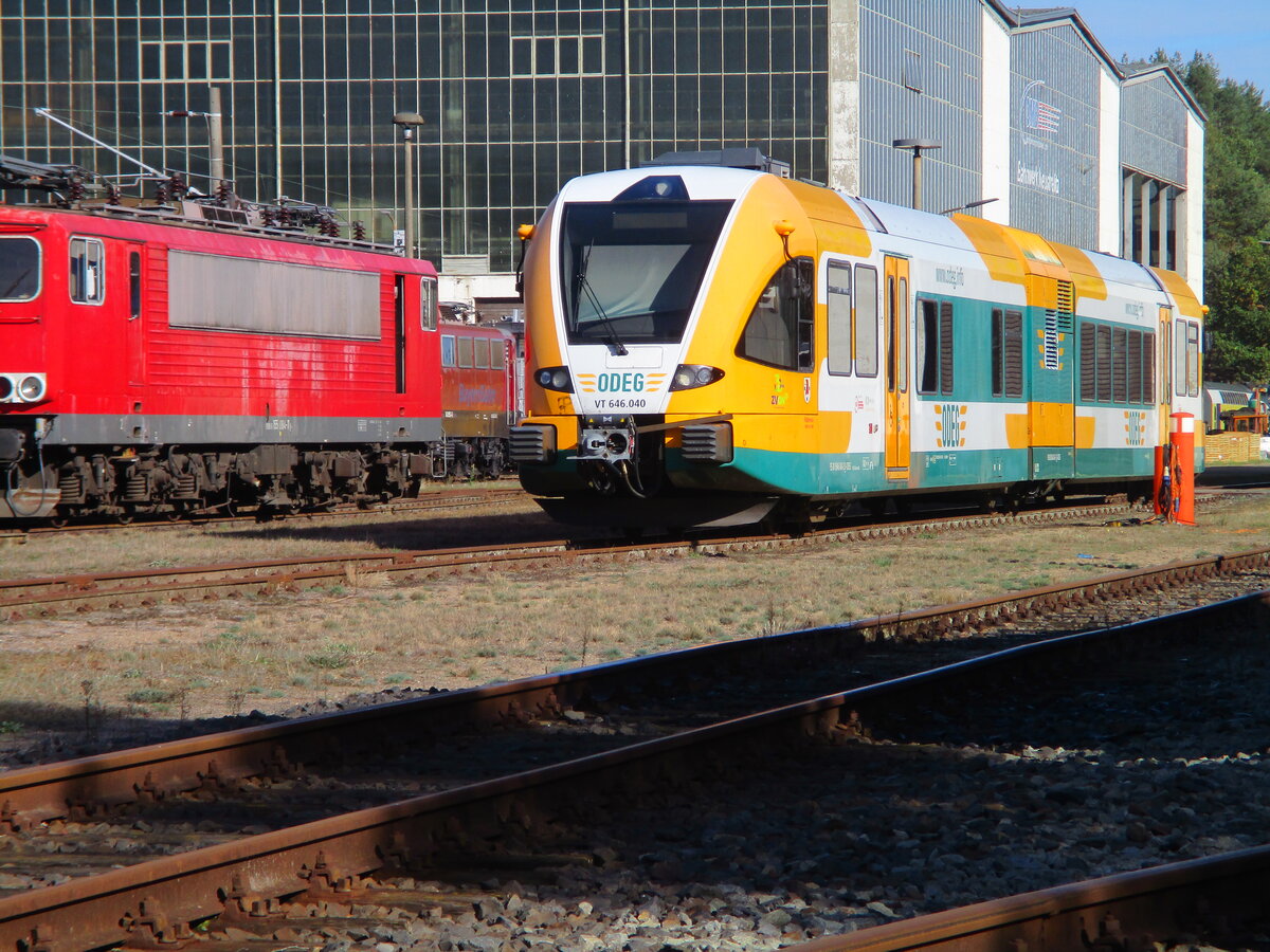Auch der ODEG VT646 040 konnte man,am 13.Oktober 2026,im OMB Werk Neustrelitz,nur durch den Zaun fotografieren.