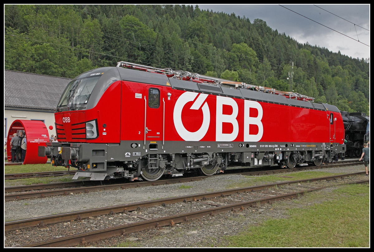 Auch der ÖBB-Vectron 1293 003 war am 10.06.2018 bei Nostalgiefest des Südbahnmuseums in Mürzzuschlag ausgestellt.
