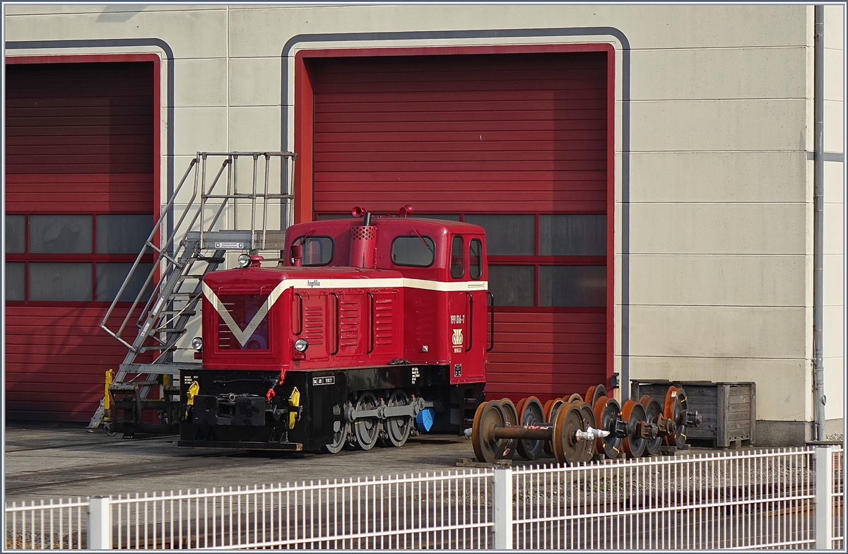 Auch ohne Kamin ein Molli: Die Diesellok 199 016-7, die auf den Namen  Angelika  hört, steht vor dem Depot der Mecklenburgischen Bäderbahn in Bad Doberan.
28. Sept. 2017