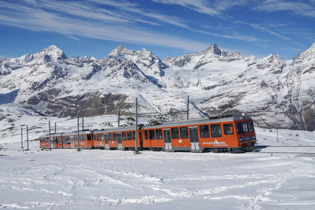 Auch ohne Matterhorn bietet die Bergwelt um den Gornergrat einen herrlichen Ausblick. Auf dem Bild zu sehen sind die beiden Triebwagen Bhe 4/8 3051 und Bhe 4/6 3081 am 29.01.2017 oberhalb von Rotenboden.