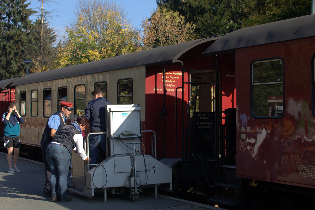 Auch ohne Voranmeldung, nach dem Umrangieren des Zuges, kann hier ein Rollstuhl problemos verladen werden und die Reisende die Fahrt zum Brocken antreten.16.10.2018 14:57 Uhr. Drei Annen Hohne.