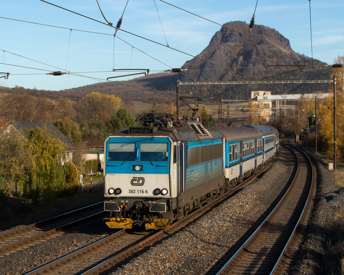 Auch der Personenverkehr soll an dieser Stelle nicht zu kurz kommen. 362 116-6 ist am 31. Oktober 2018 in Zelenice unterwegs.