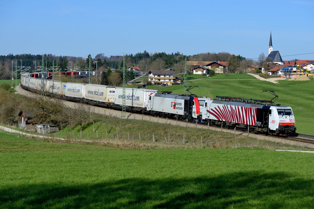 Auch der Planverkehr am 30. März 2014 wußte zu gefallen: Der TEC 41857 nach Triest, besser bekannt als  ekol , wies mit den frisch gewaschenen 189 901 und 185 664 eine attraktive Bespannung auf. Bei Roidham legt sich der gut ausgelastete Zug in die Kurve und wird in wenigen Minuten Freilassing erreichen.
