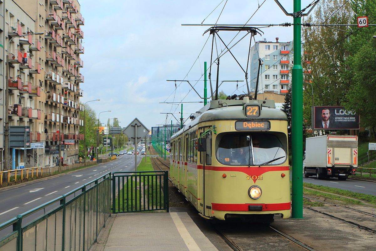 Auch der Poznaner Tw 702 (ex Rheinbahn GT8 2661) hat seine alte Lackierung behalten. Am 04.05.2016 erreicht er als Linie 27 nach Debiec die Haltestelle Glogowska/Hentmanska.