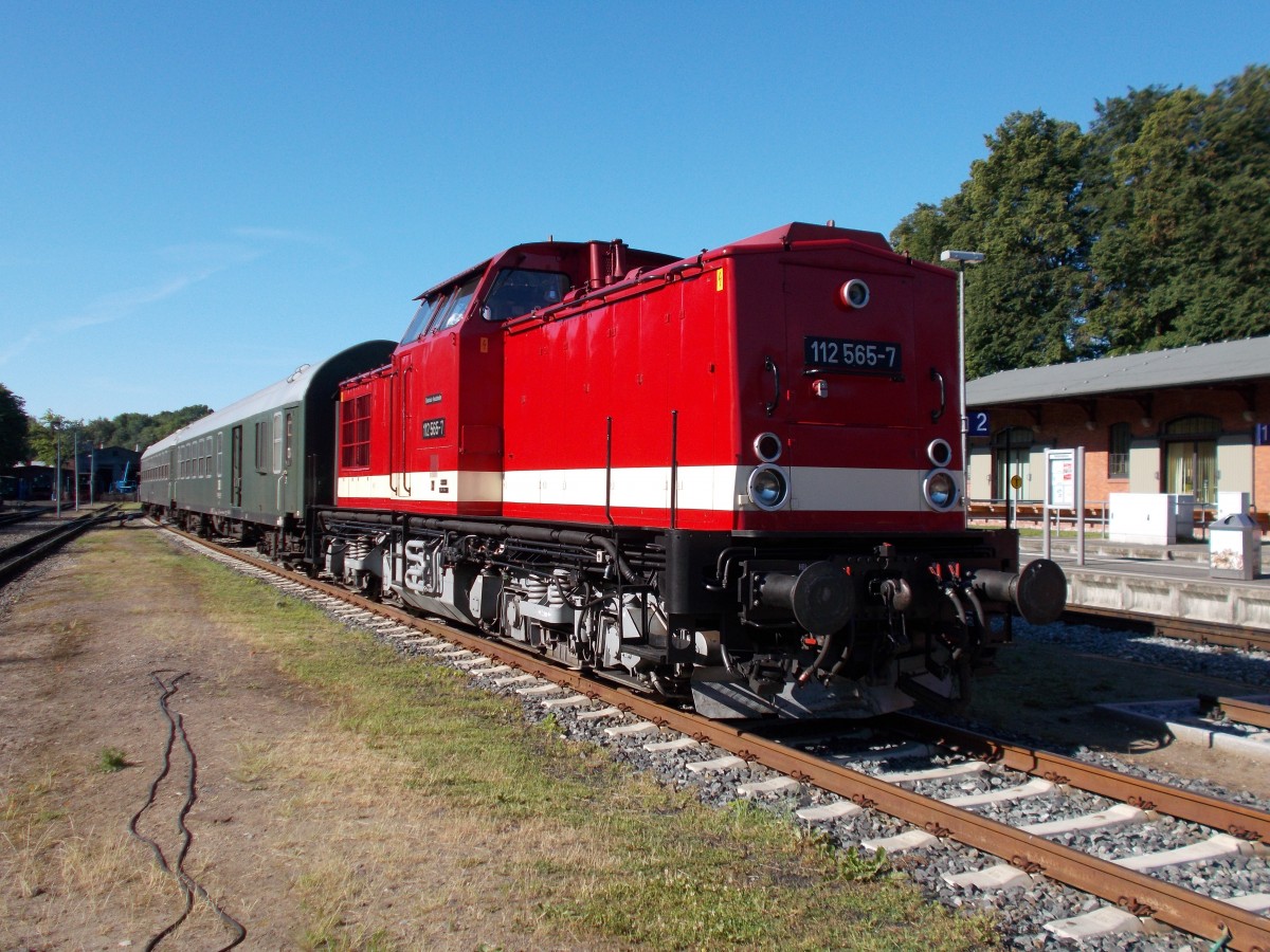 Auch die PRESS 112 565 kam in diesem Jahr wieder zwischen Bergen/Rügen und Lauterbach Mole zum Einsatz.Übernachtet wurde in Putbus wo ich die Lok,zusammen mit ihren RE,am 15.Juni 2014,fotografierte.