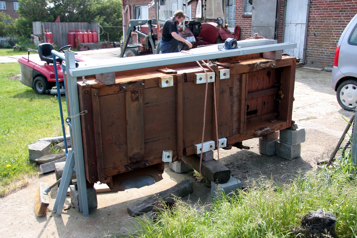 Auch Privatloren müssen instandgesetzt werden, bei Lore 32 auf der Ketelswarf hat das anscheinend Ausmaße einer HU, die Fahrwerksteile sind kompl. abgebaut, werden andernorts aufgearbeitet und die U-Profile für einen neuen Rahmen liegen auch schon bereit. (12.06.2012) 