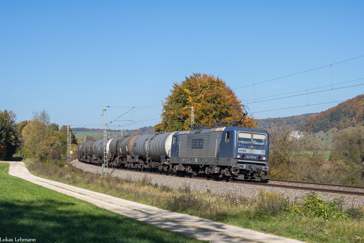 Auch die RBH 143 059 zeigte sich mit einem Kesselzug und fuhr durch Dollnstein Richtung Ingolstadt, 14.10.17