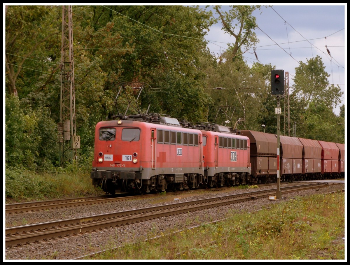 Auch RBH setzt auf alte Technik und bespannt ihre Kohlezüge oft mit Loks der Baureihe 140.
Am 19.8.14 sind 2 dieser Maschinen auf der Ratinger Westbahn unterwegs und überfahren gerade den Bahnübergang bei Lintorf.