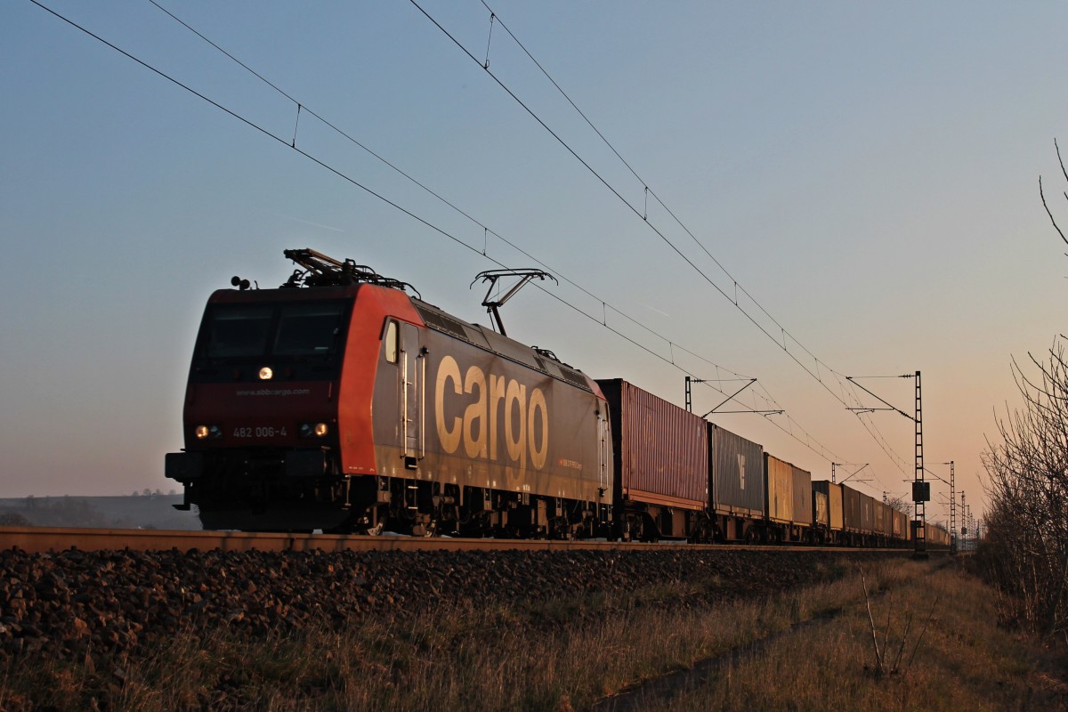 Auch Re 482 006-4 hatte in Muttenz sofort wieder eine Rückleistung in Richtung Deutschland. Hier ist sie wieder bei der Ortschaft Hügelheim mit einem Containerzug unterwegs. (08.03.2014)
