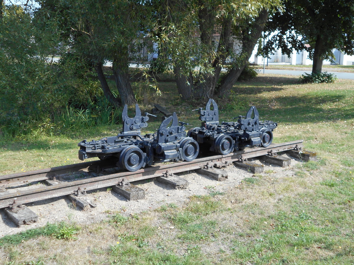Auch Rollböcke hat man vor dem Kleinbahnmuseum in Lindenberg ausgestellt.Aufnahme vom 29.August 2018.