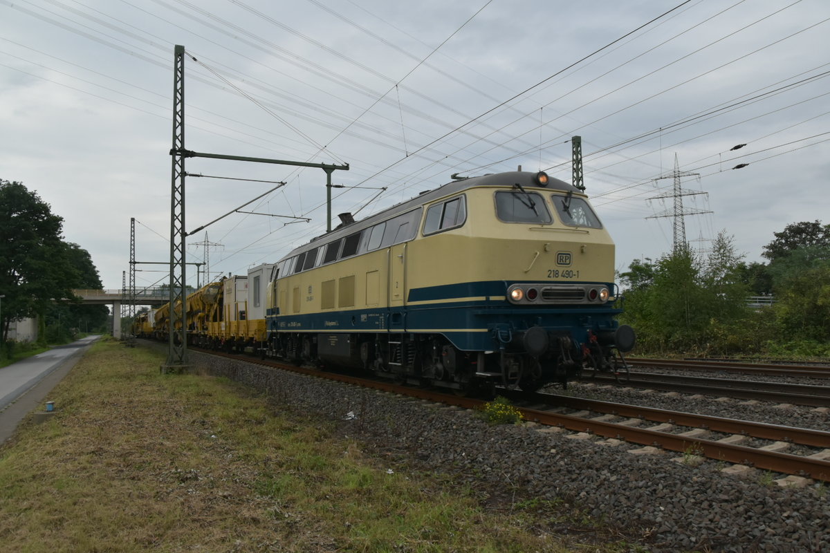 Auch die RP218 490-1 samt einem Bauzug am Haken bekam ich in Lintorf am heutigen Abend. 5.8.2017