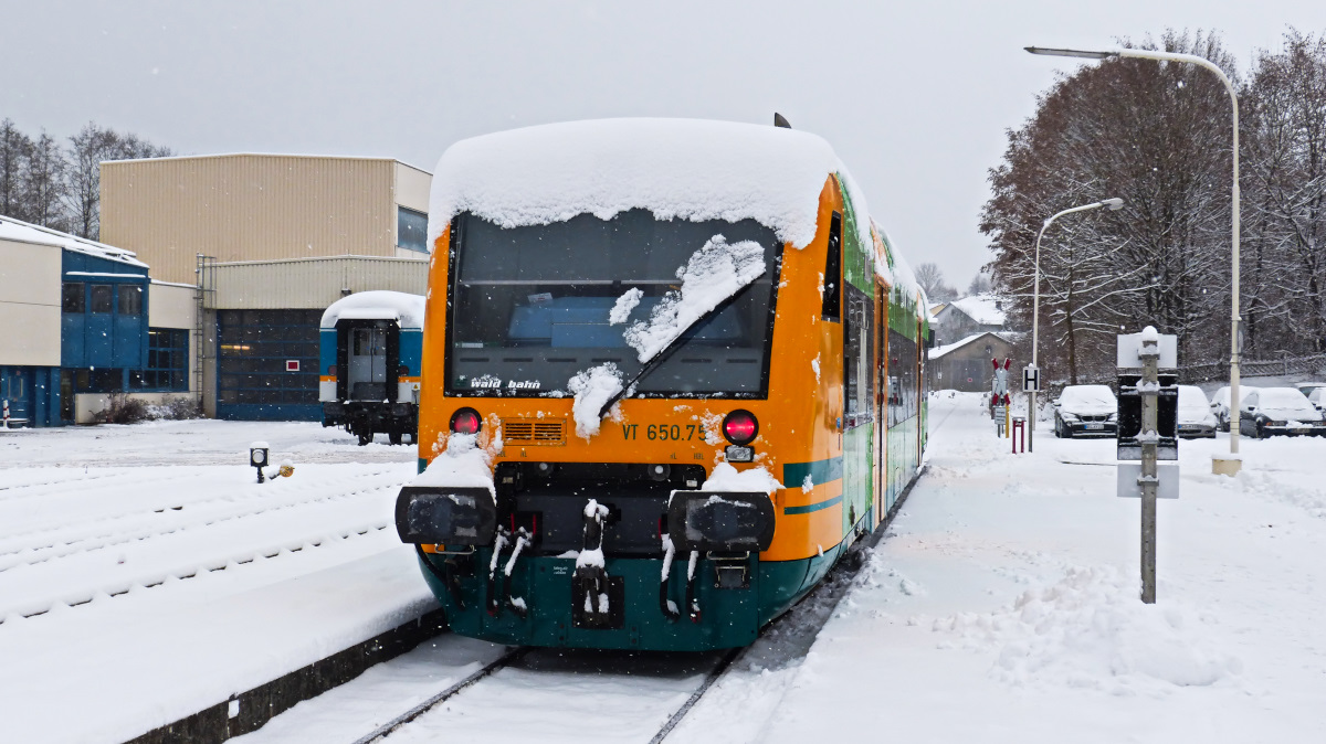 Auch die Rückseite des 650.75 der Waldbahn hat kurz vorm Start in Viechtach mit dem Schneetreiben arg zu tun am 04.10.2017