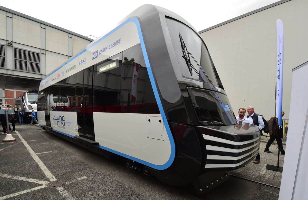 Auch die RWTH Aachen war mit einem Fahrzeug auf der Innotrans vertreten. Das Fahrzeug hört aktuell auf dem Namen Aachener Railshuttle und soll autonom fahren. Bislang ist das Fahrzeug noch in der Entwicklung und noch nicht ganz fertig weshalb Innenaufnahmen leider nicht möglich waren.

Berlin 24.09.2024