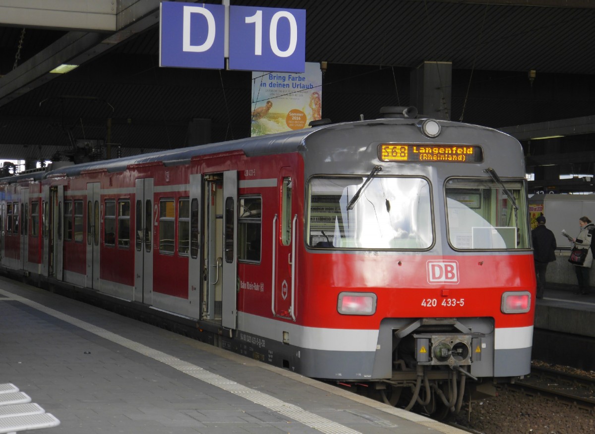 Auch die S-Bahn Rhein Ruhr hat wieder ein paar 420er. Eingesetzt werden sie auf der HVZ-Linie S 68 (Wuppertal -) Düsseldorf - Langenfeld. Im Bild vom 24.2.16: 420 433 und 415.