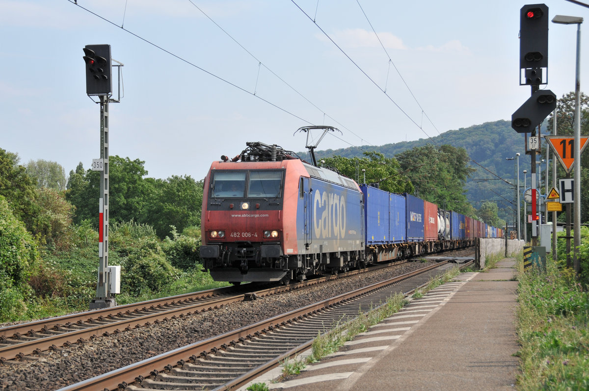 Auch SBB 482 006-4 kam mit einem Containerzug durch Namedy in Fahrtrichtung Köln. Aufnahme vom 17/08/2018. 
