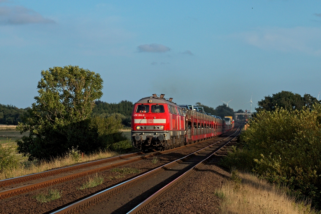 Auch in Schleswig-Holstein gibt es Steigungen. Hinter Klanxbüll geht es bergauf zum Hindenburgdamm, eine anspruchsvolle Aufgabe für die beiden 218er mit dem Syltshuttle (27.8.2014)