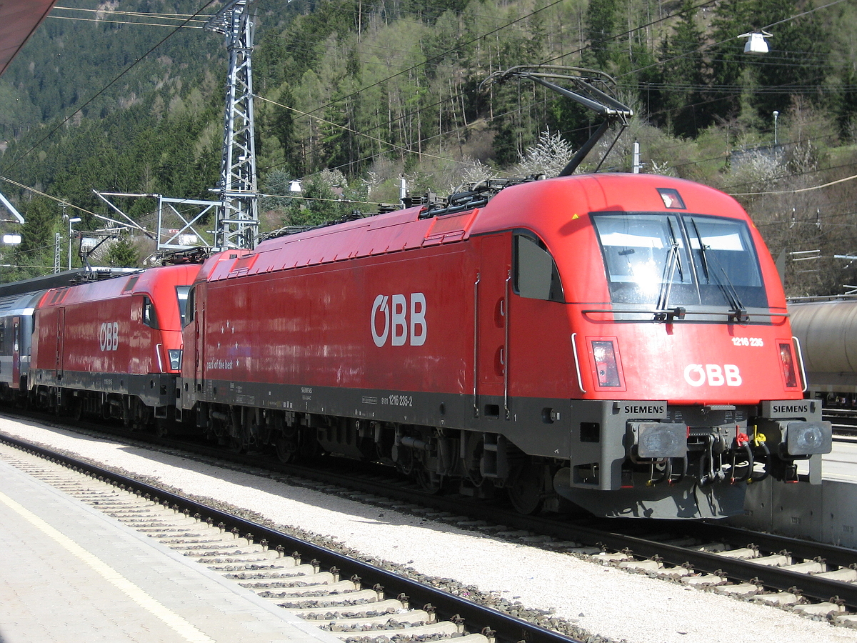 Auch eine schöne Erinnerung von 2008 als noch die für Tschechien bestimmten 1216 2.. regelmäßig über den Arlberg kamen. Hier die ÖBB 1216 235-2 & eine 1116 103 am EC 162  Transalpin  nach Basel SBB beim Zwischenhalt im Bahnhof Landeck-Zams. Aufgenommen am 20.04.2008