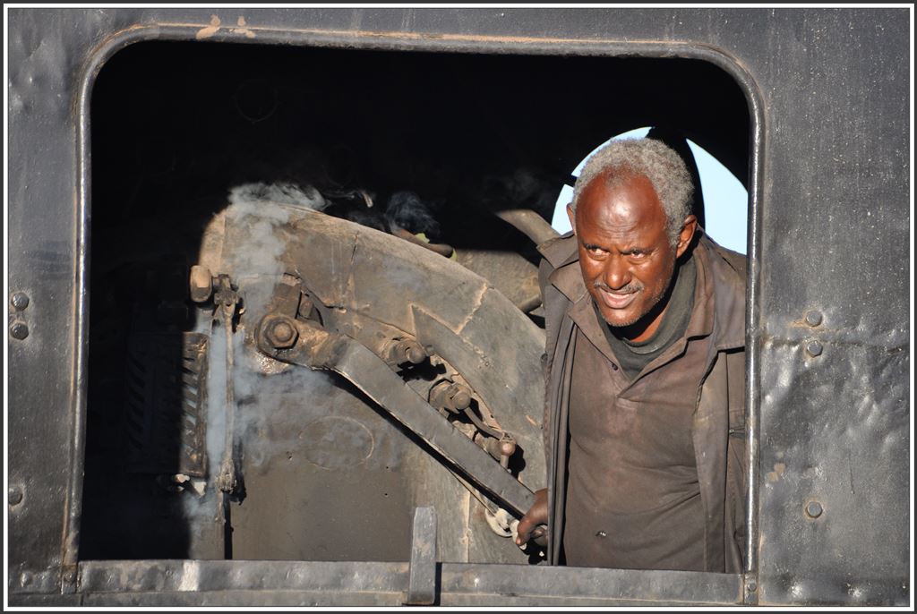 Auch in schwarz gibt es Farbnuancen. Im Führerstand der 202.002 in Asmara. (04.12.2014)