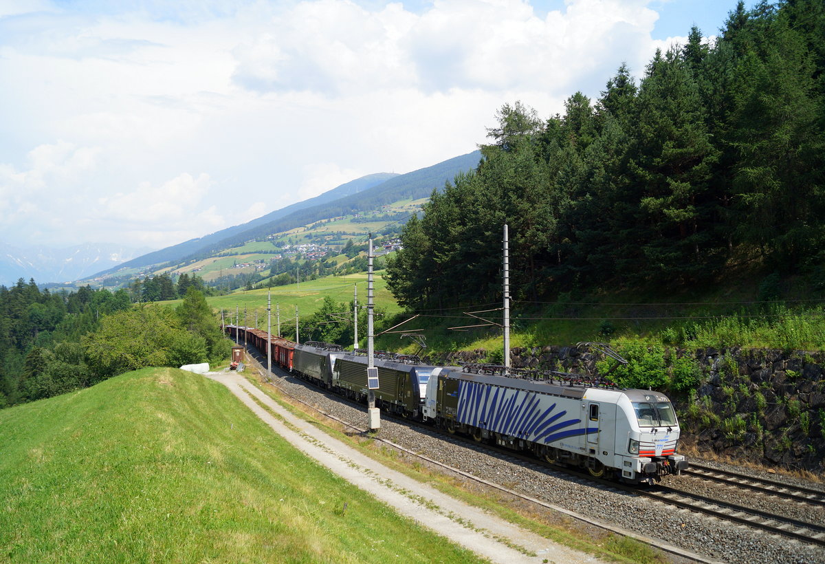 Auch der schwere Lomo-Stahlzug nach Italien kämpfte sich am 01.07.2019 bei aufkommender Gewitterstimmung den Brenner hinauf. Für die Zugführung zuständig waren 193 771, 189 931 und 189 023, die bei Mühlbachl dokumentiert werden konnten.