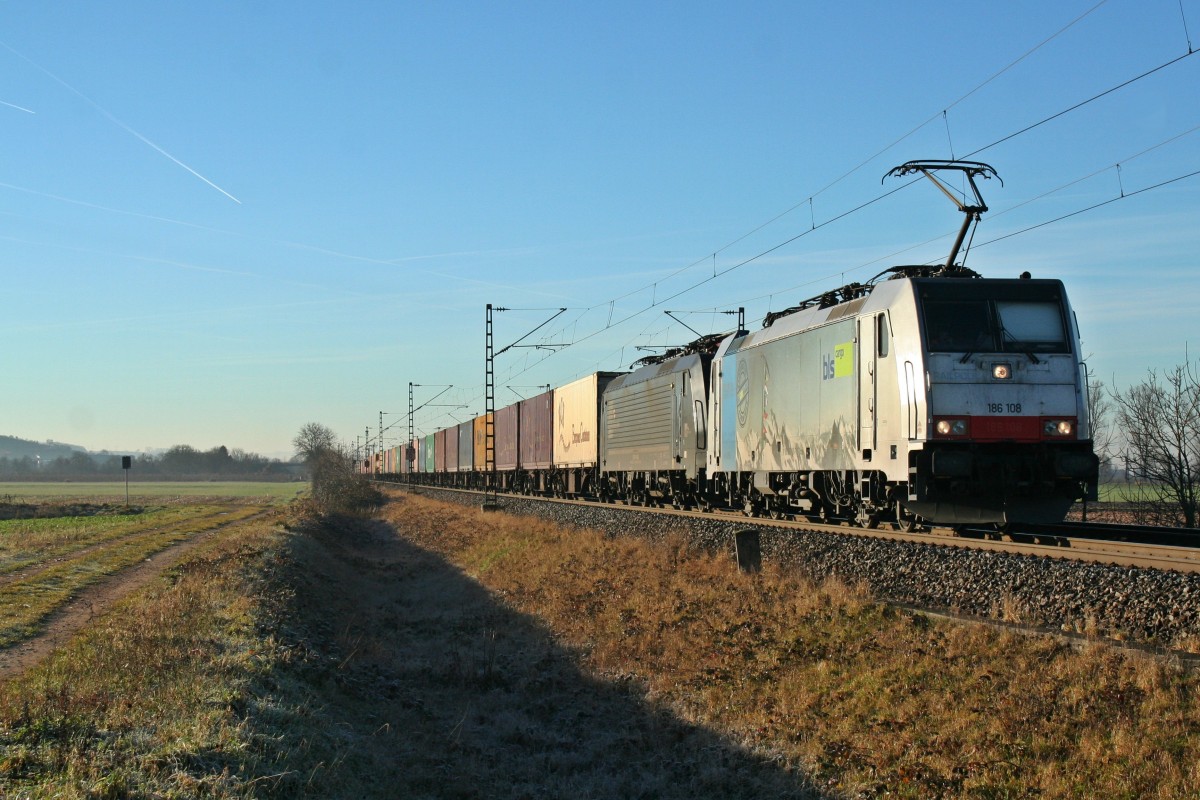 Auch sehr selten: 186 108 und ES 64 F4-092 mit dem 42014 von Melzo nach Wanne-Eickel  am Morgen des 31.12.13 bei Hgelheim.