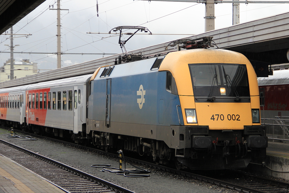 Auch seltene Besucher damals in Tirol und der Unterinntalbahn waren die Loks aus Ungarn. Hier  die MAV 470 002 vor einem REX aus Salzburg Hbf bei der Einfahrt in den Zugendbahnhof Innsbruck Hbf auf Glei 6. Aufgenommen am 22.09.2014