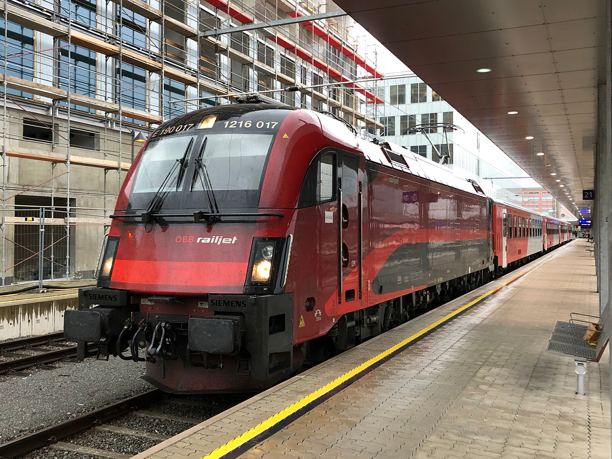 Auch eine Seltenheit in Tirol ist, wenn eine RailJet 1216 eine S-Bahn mit CityShuttle Wagen bespannt. 1216 017 kurz vor der Ausfahrt für die kurze Fahrt als S4 nach Zirl. Innsbruck Hbf am 13.07.2021