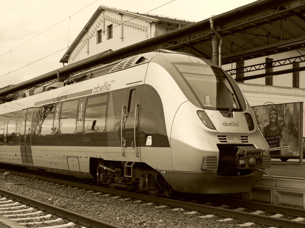 Auch in Sephia (Foto schon von der Kamera aus in Sephia aufgenommen) gefallen mir die Abellio Silberlinge auch mit dem Plakat im Hintergrund. Nordhausen Bahnhof 28.03.2016