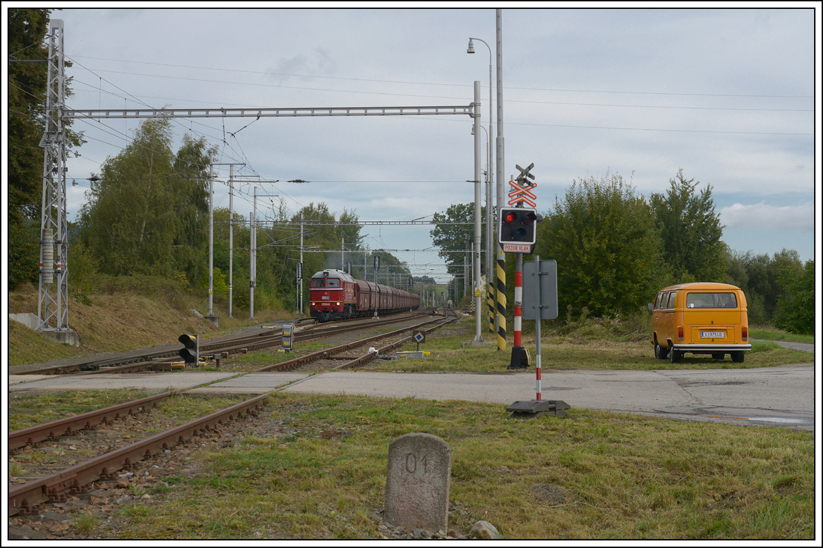 Auch  Sergej  war am 22.9.18 anlässlich des Tag der Eisenbahn in Budweis mit einem sehr langen Fotogüterzug Pn 54775 unterwegs. Hier bei der Durchfahrt in Omlenice. Rechts daneben - unser fahrbarer Untersatz an diesem Tag ;-) Eine Wendefahrt ging sich leider nicht mehr aus.
