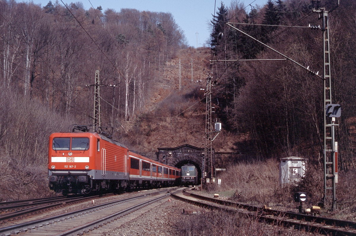Auch solche Vertreter der  modernen Bahn  sind heute schon wieder Vergangenheit. 112 167 mit RE aus  PUMA-Umbauwagen  (8..4.2006).