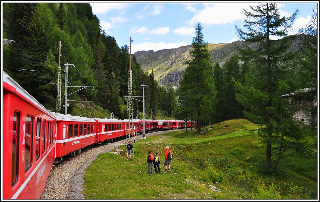 Auch in Stablini sind Wanderer anzutreffen als sich R1621 und R1640 mit ABe 8/12 3506 kreuzen. (21.08.2014)