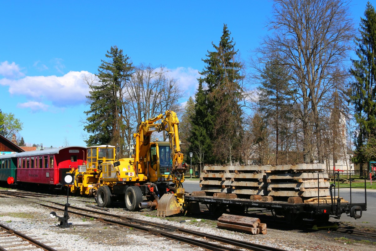 Auch in Stainz beginnt die Saison in kürze wieder. Und so ist wie gewohnt einige Wochen vor Start die Bahnbaufirma Swietelsky im Einsatz um den Fahrweg in stand zu setzen. Erstmalig in der Geschichte der Stainzer Lokalbahn werden rund 400 Meter als Neulage mit Betonschwellen verbaut. 3.04.2015 