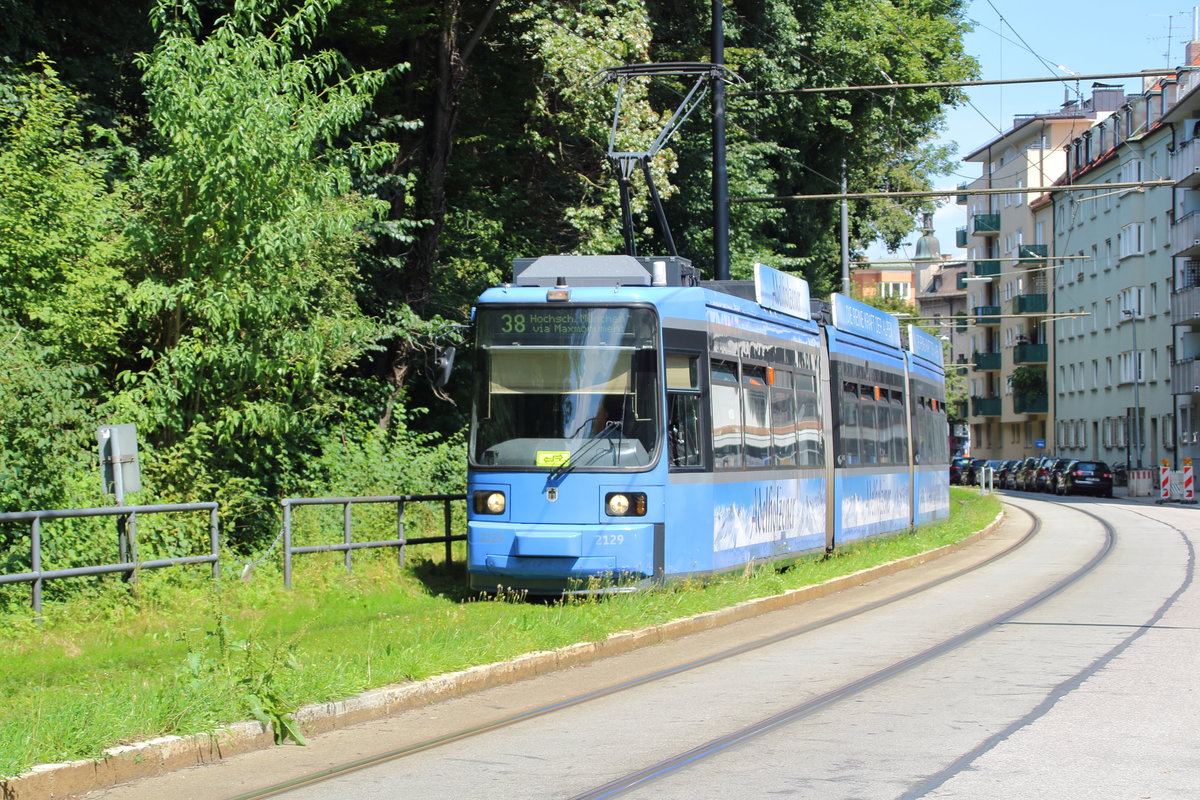 Auch Straßenbahnen brauchen manchmal ihre Grünflächen um sich zu erholen...
...so wie der Triebwagen mit der Nummer 2129 der auf der Linie 38 (Effnerplatz - Hochschule München) unterwegs ist und sich auf der Lerchenfeldstraße befindet.
München, Lerchenfeldstraße, 14. August 2016