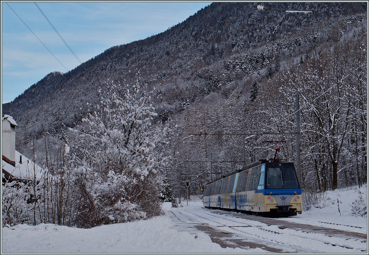 Auch im Sden kann es schneien: der SSIF Ferriovia Vigezzina Treno Panoramico 53 von Domodossola nach Locarno verlsst den Bahnhof Gagnone-Orcesco.
8. Jan. 2016
