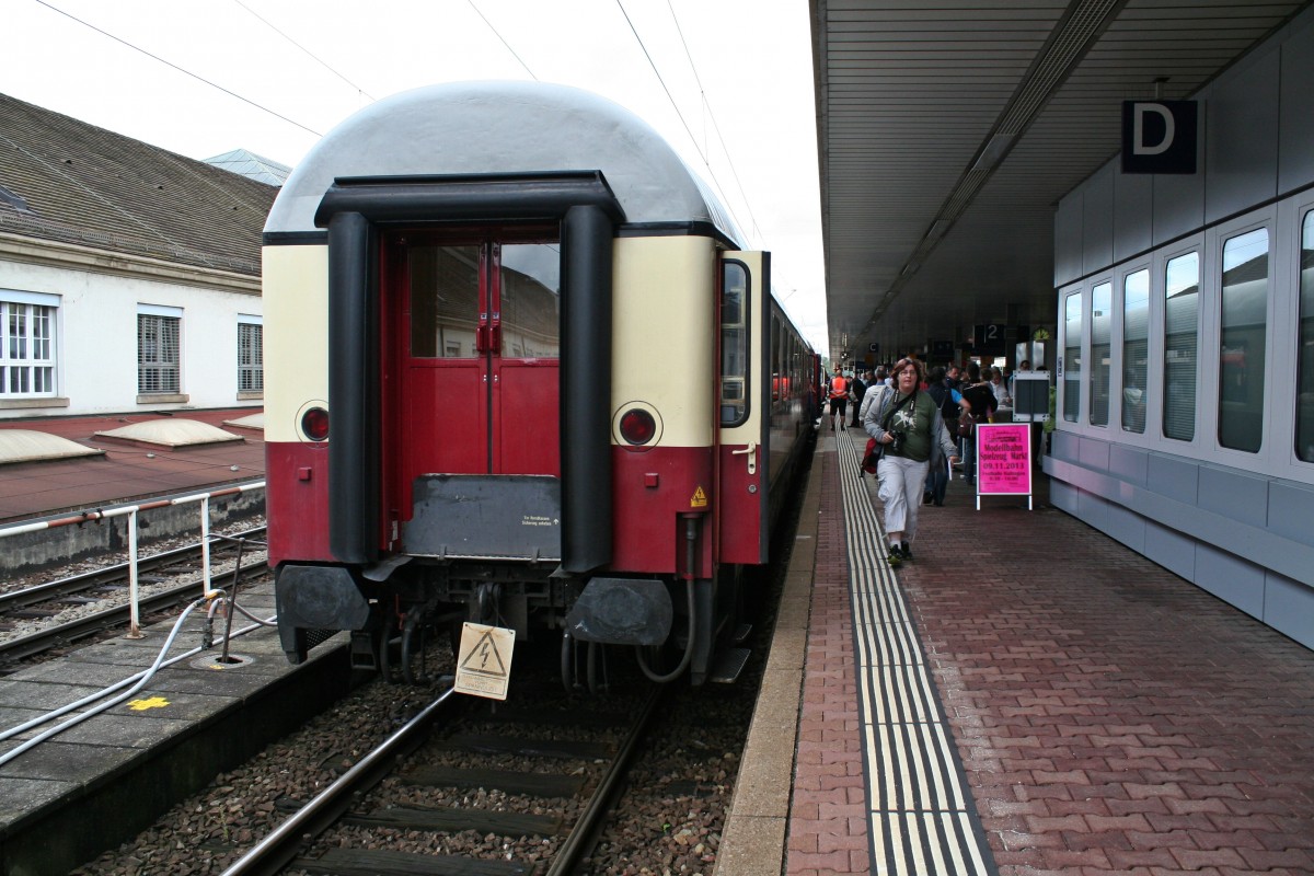 Auch der TEE-Wagen 61 80 19-95 070-7 war am 15.09.13 beim Bahnhofsfest in Basel Bad. Bf ausgestellt. Neben vielen anderen Fahrzeugen ist der alte Avmz hier auf Gleis 2 zu sehen.