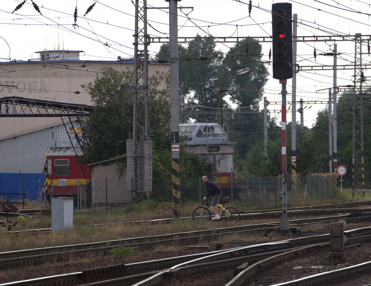 Auch in Tschechien ist das Betreten der Gleisanlagen verboten, aber das Befahren vielleicht erlaubt ? So gesehen in Lysa nad Labem  am 23.08.2014 gegen 17:27 Uhr.