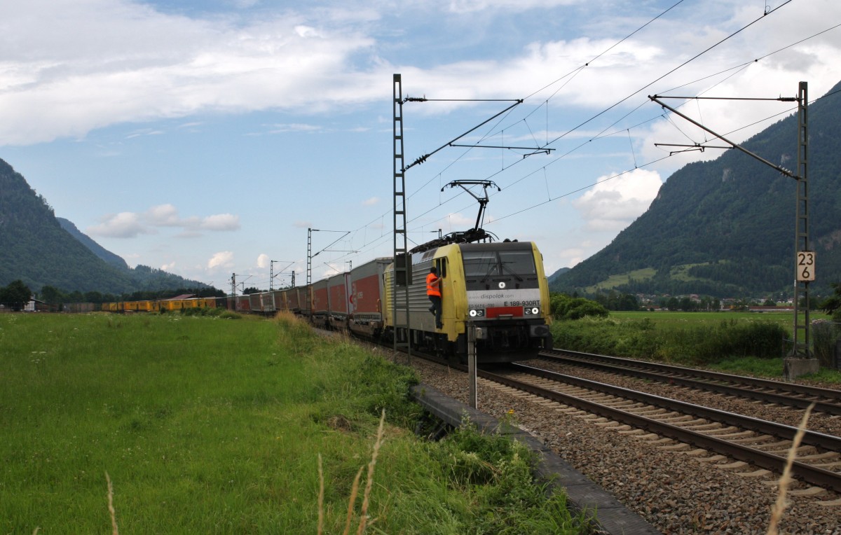 Auch der TXL-Zug mit 189 930-1, beladen mit Sattelauflegern, musste am Nachmittag des 24.6.2014 am BÜ bei Km 23,6 in Niederaudorf ein Zwangstop einlegen und den BÜ von Hand sichern. Durch das Stellwerkproblem in Tirol war auch der BÜ in Niederaudorf betroffen. Gut 30 min hatte jeder Zug Verspätung, vorallem von Kufstein Richtung Salzburg über die DB Strecke.