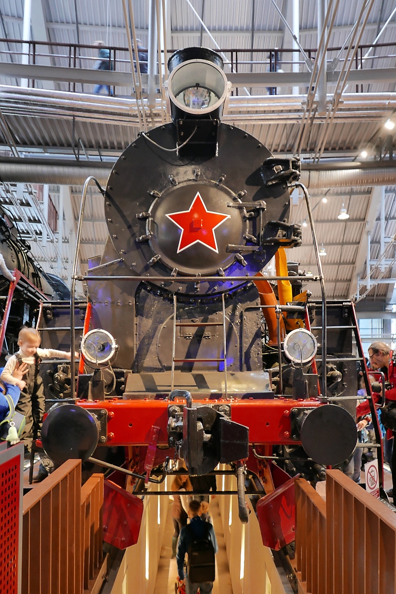 Auch von unten betrachten kann man die Güterzug-Dampflok Э-791-81 im Russischen Eisenbahnmuseum in St. Petersburg, 4.11.2017 