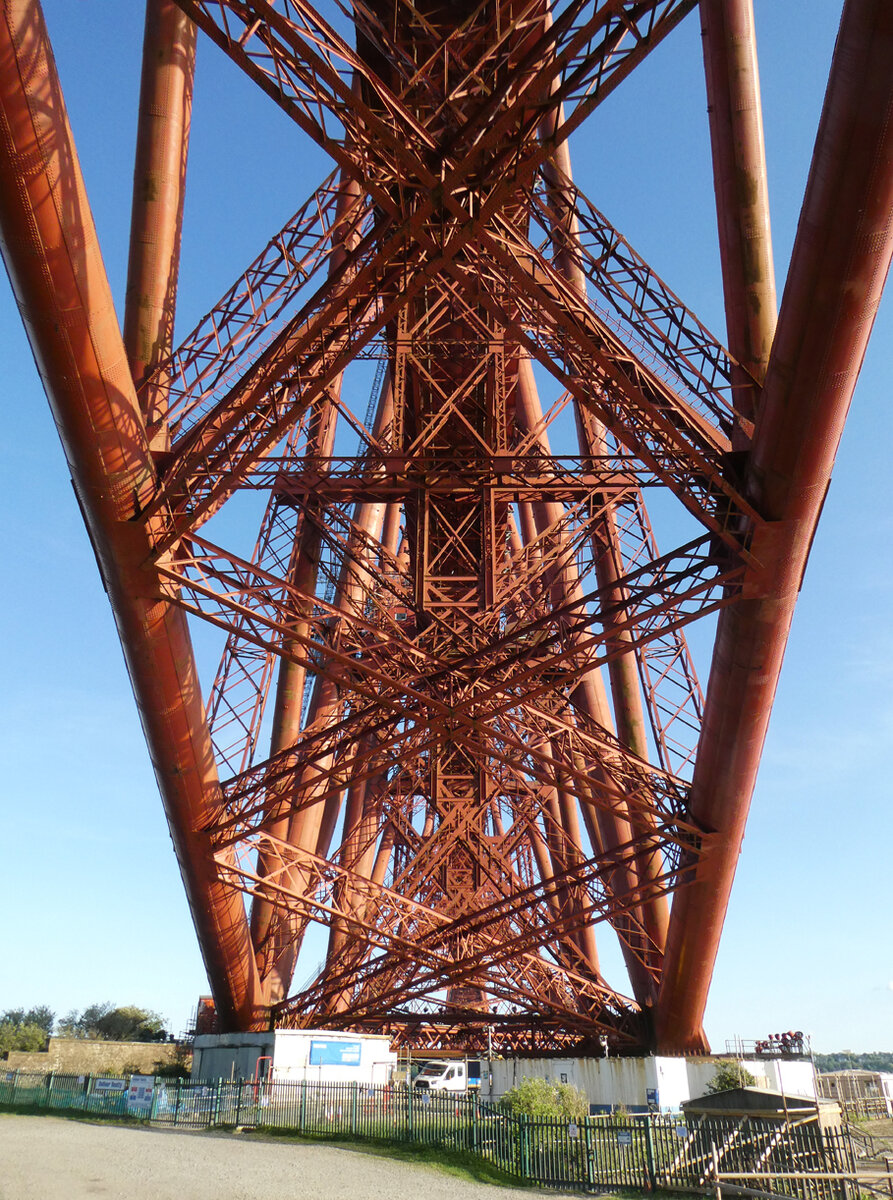 Auch von unten ein höchst imposantes Bauwerk: Firth of Forth Bridge nördlich von Edingburgh. North Queensferry, 9.5.2025