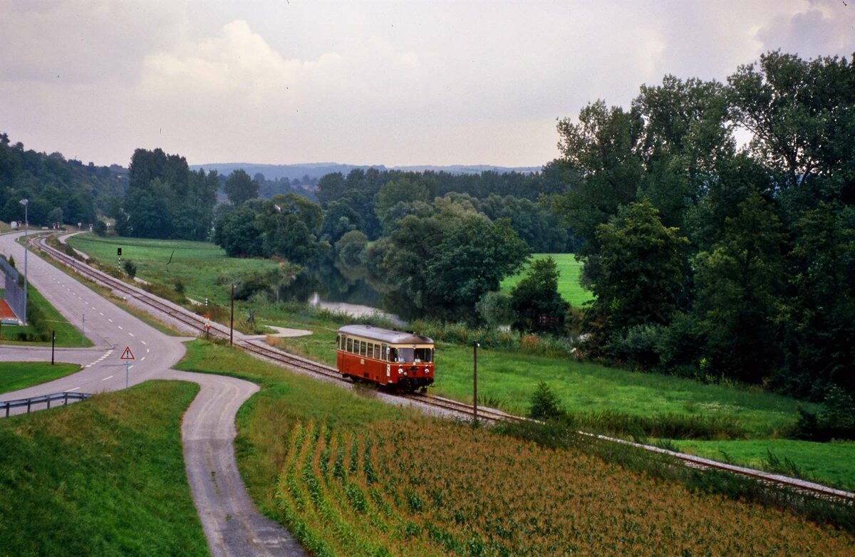 Auch das Untere Kochertal hatte früher (noch zu besseren Zeiten) eine Eisenbahn. Am 27.08.1985 war dort noch ein Schienenbus unterwegs (T 24 ?)