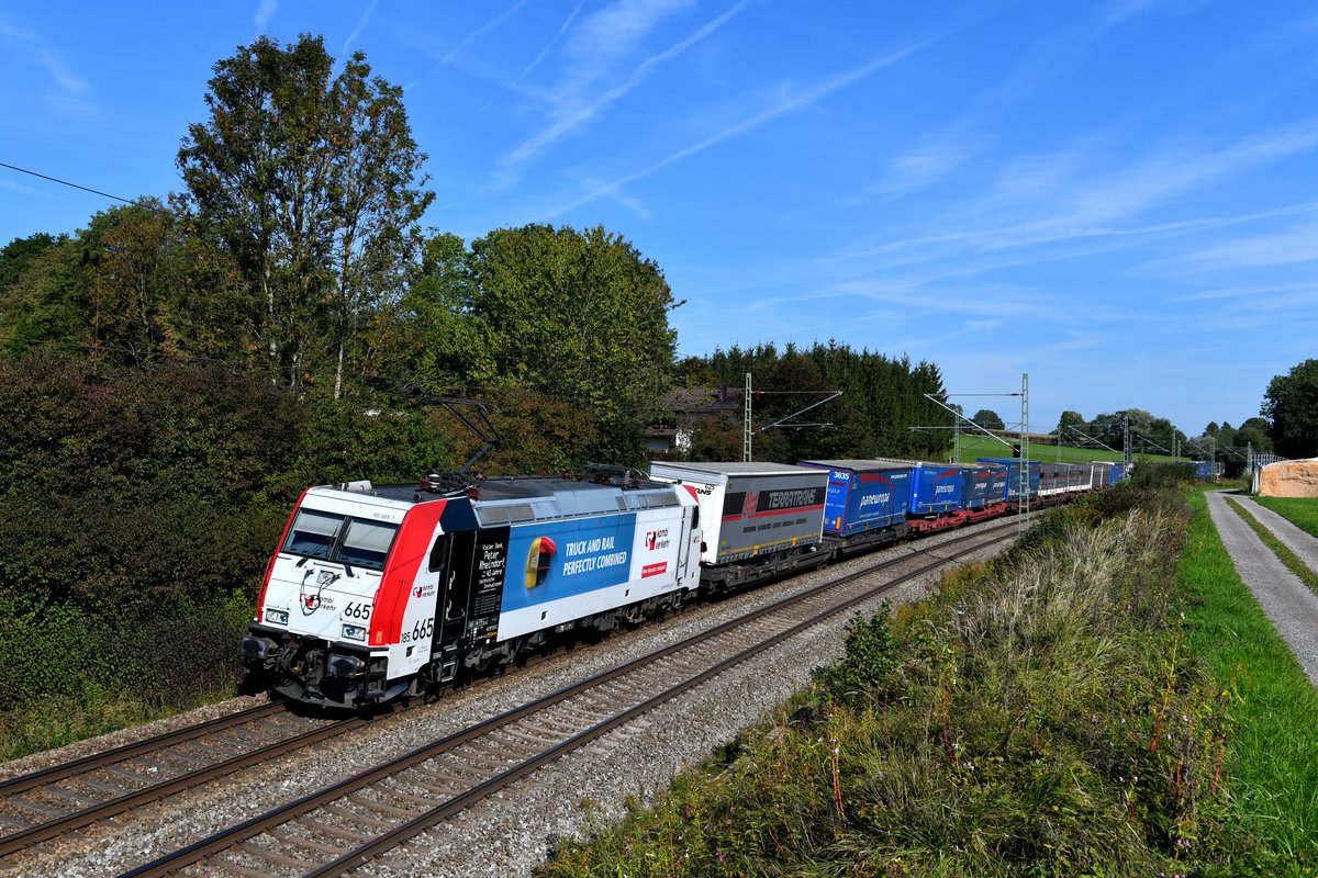 Auch in Vogl muss man nun aufgrund der neuen Oberleitung motivlich etwas variieren. Am 21. September 2018 konnte ich dort die 185 665 mit dem DGS 43821 von Bremen Grolland nach Verona Q. E. fotografieren. Die Lok ist seit dem Ausgangspunkt im hohen Norden vor dem Zug und wird diesen noch bis Kufstein bringen.