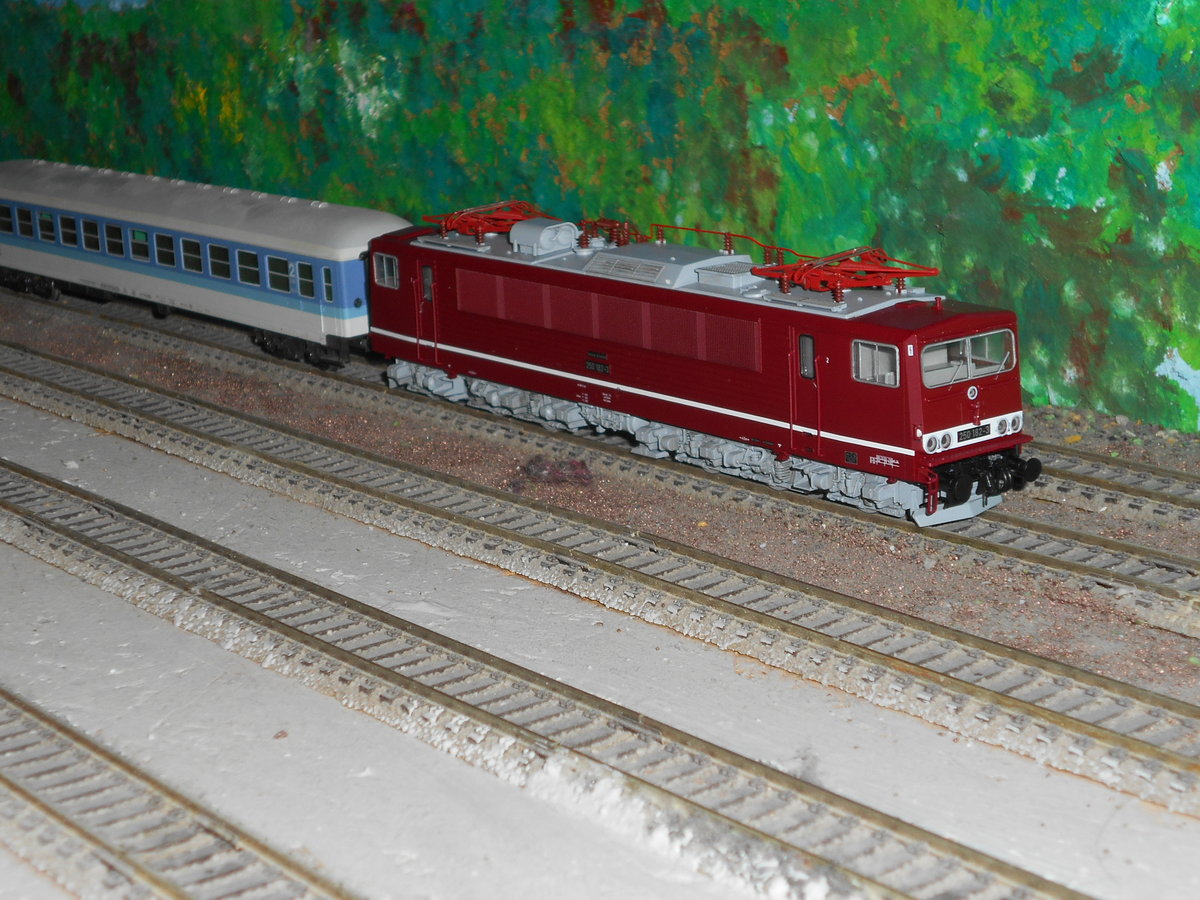 Auch vor Reisezügen war der  Container  im Original zusehen,auf meiner H0 bespannte ich die 250 182,von Gützold,vor einem Inter Regio.Aufnahme vom 21.Dezember 2018.