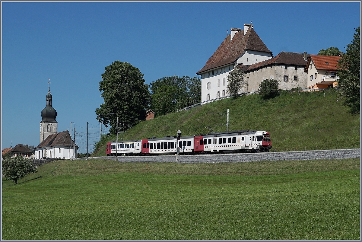 Auch vor der Übernahme der SBB  Domino  Züge besass die TPF bereits ähnliche Züge: Bei Vaulruz ist der TPF RBDe 567 182  Courtepin  mit B und Abt auf dem Weg nach Bulle. 

19. Mai 2020