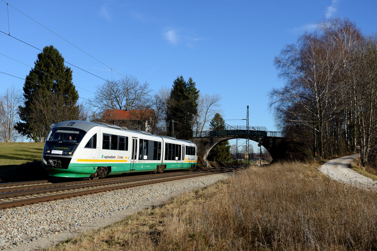 Auch das war der Meridian Ersatzverkehr: Der Schülerzug M 79098 von Traunstein nach Rosenheim wurde mit einem Desiro der Vogtlandbahn gefahren. Aufgenommen am 17. Dezember 2013 bei Übersee am Chiemsee.