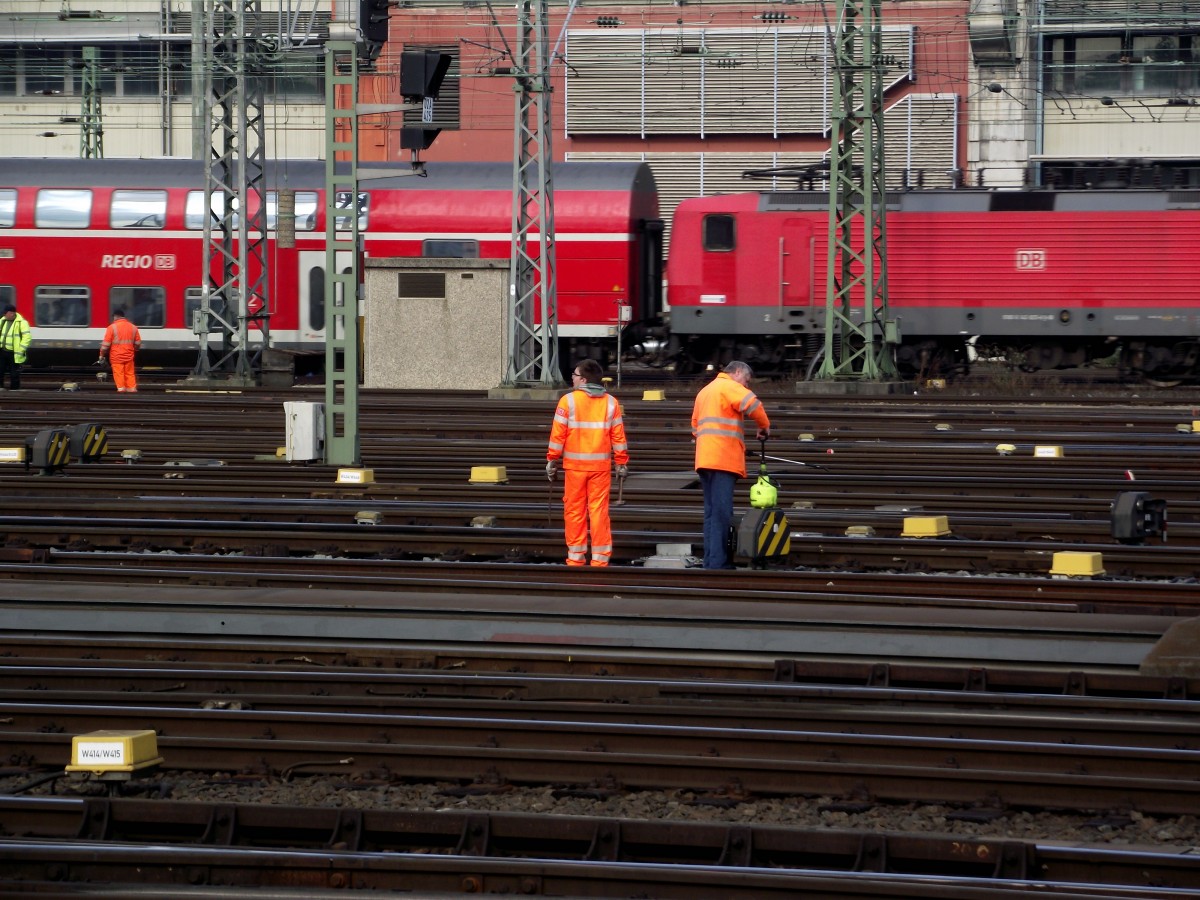 Auch die Weichen müssen gefettet werden. Hier am 05.03.14 in Frankfurt Hbf  