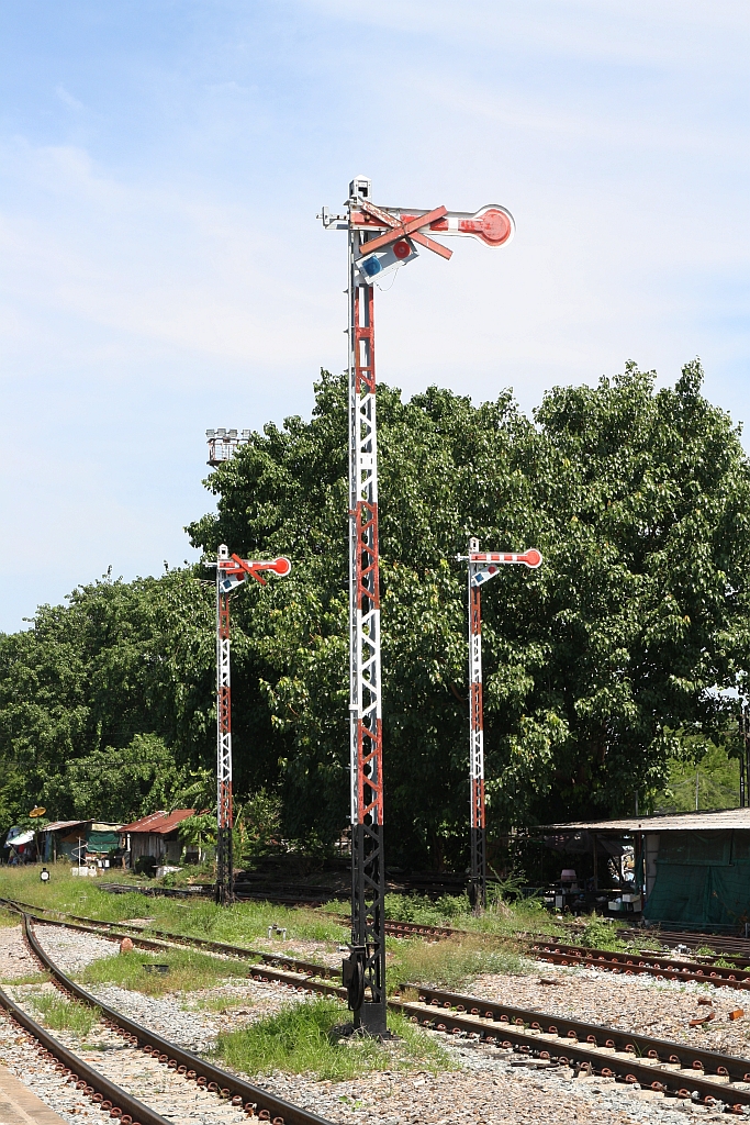 Auch wenn die Ausfahrsignale nicht mehr in Betrieb sind, fotogen sind sie aber allemal. Thon Buri Station am 22.Juni 2019.
