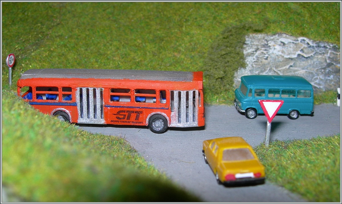 Auch wenn der Bus sich wohl etwas verfahren hat, zeigt das Bild wie selbst ziemlich kleine Anschriften mit Foto Tranfer POTCH auf Modell gebracht werden können. 
Damit die Grössenverhältisse eingschätzt werden können: Das Busmodell auf miner Z-Anlagee ist ca 1.3 cm hoch.
6.6.2016