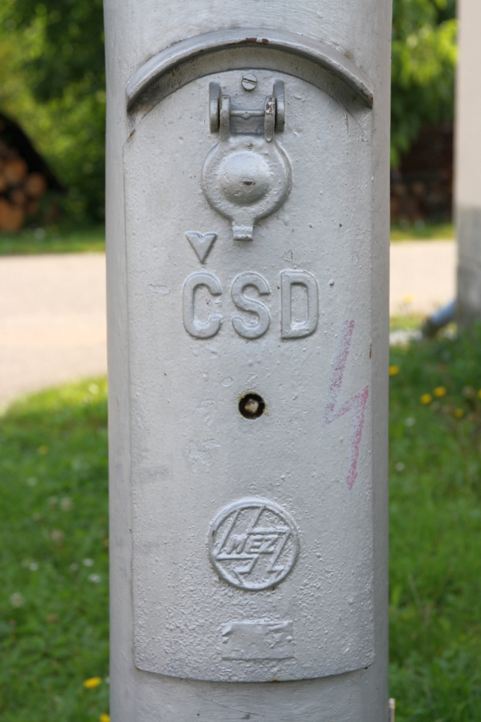 Auch wenn die CSD nach der Teilung der Tschechoslowakei in Tschechien und Slowakei auf CD umbenannt wurde, so hat das Logo der CSD mancherorts noch überlebt. Detail im Bahnhof Doubravnik am 24.August 2019.