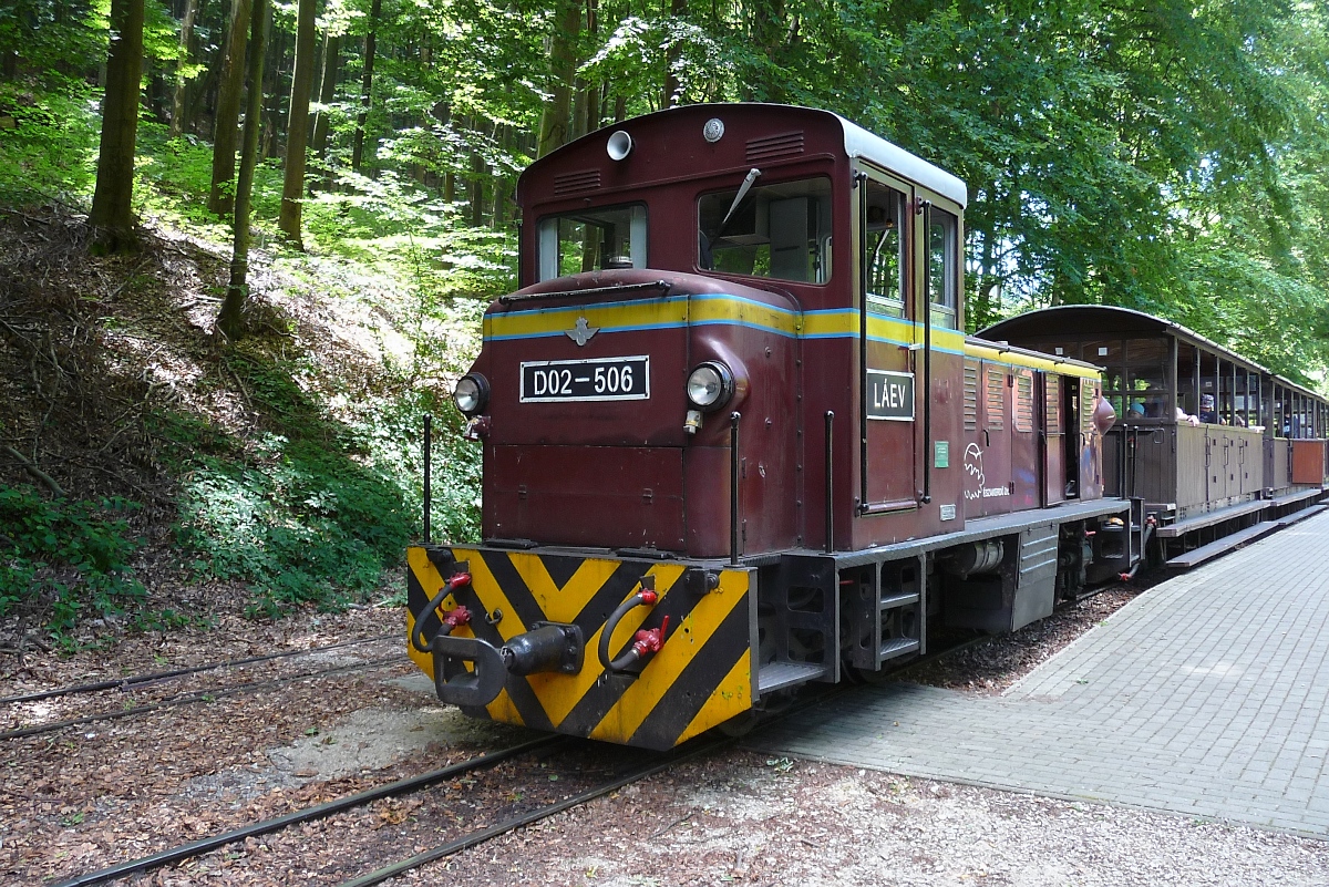 Auch wenn D02-506 schon bereit zur Abfahrt vor dem Zug hängt, hat es doch noch Zeit bis zur Rückfahrt...
Garadna, 10.7.16 