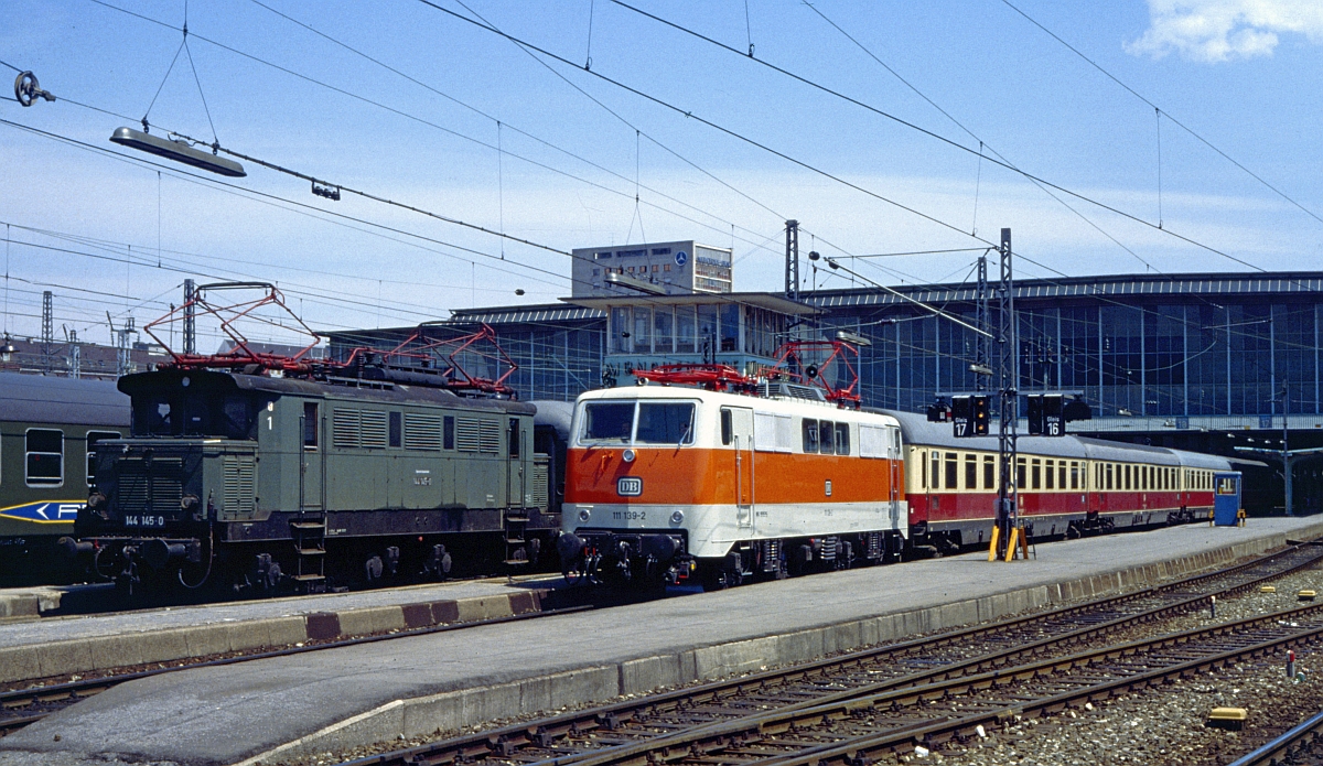 Auch wenn Dsseldorfer 111 mit dem Tagesautoreisezug  Chistophorus-Express  einige Jahre planmig bis Mnchen Ost kamen, im Hauptbahnhof drften Sie selten gewesen sein. Am 24.4.1979 sollte IC 160 zum letzten Mal als reiner 1. Klasse-IC planmig mit der Baureihe 601 gefahren werden, allerdings machte sich die nagelneue 111 139 mit einer Ersatzgarnitur neben der altgedienten 144 145 auch nicht schlecht.