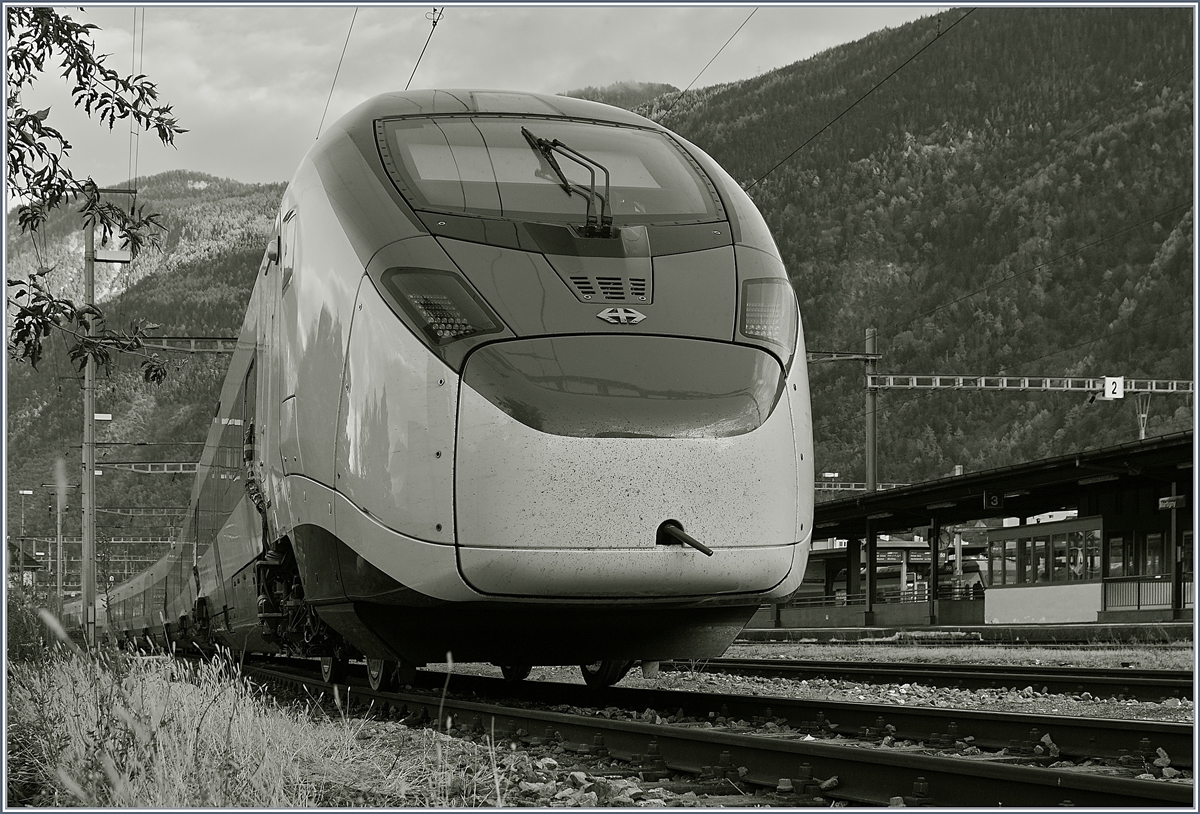 Auch wenn er nicht gerade geschickt steht, freute ich mich, den schönen Giruno sehen und fotografieren zu dürfen. Der RABe 501 002 (UIC 93 85 0 501 002-6 CH-SBB) steht in Martigny, wohl für Testfahrten zwischen Martigny und Sion.
30. Okt. 2017